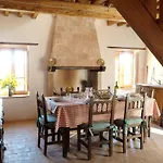Nidodelfalcone Agriturismo مزرعة للإقامة