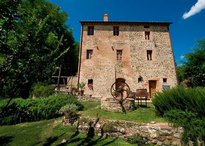 Nidodelfalcone Agriturismo مزرعة للإقامة